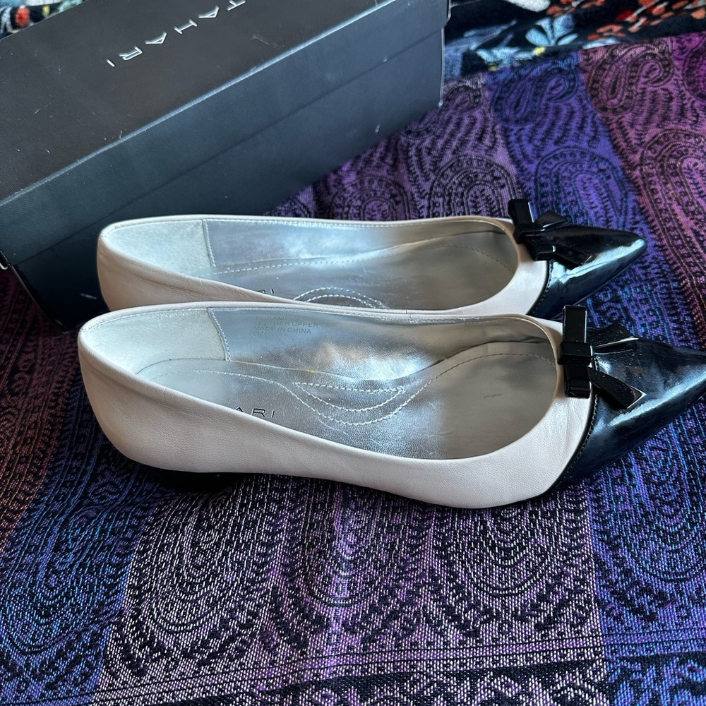🖤 Tahari Cream Black Bow Flats Size 8M Classic Chic 👡